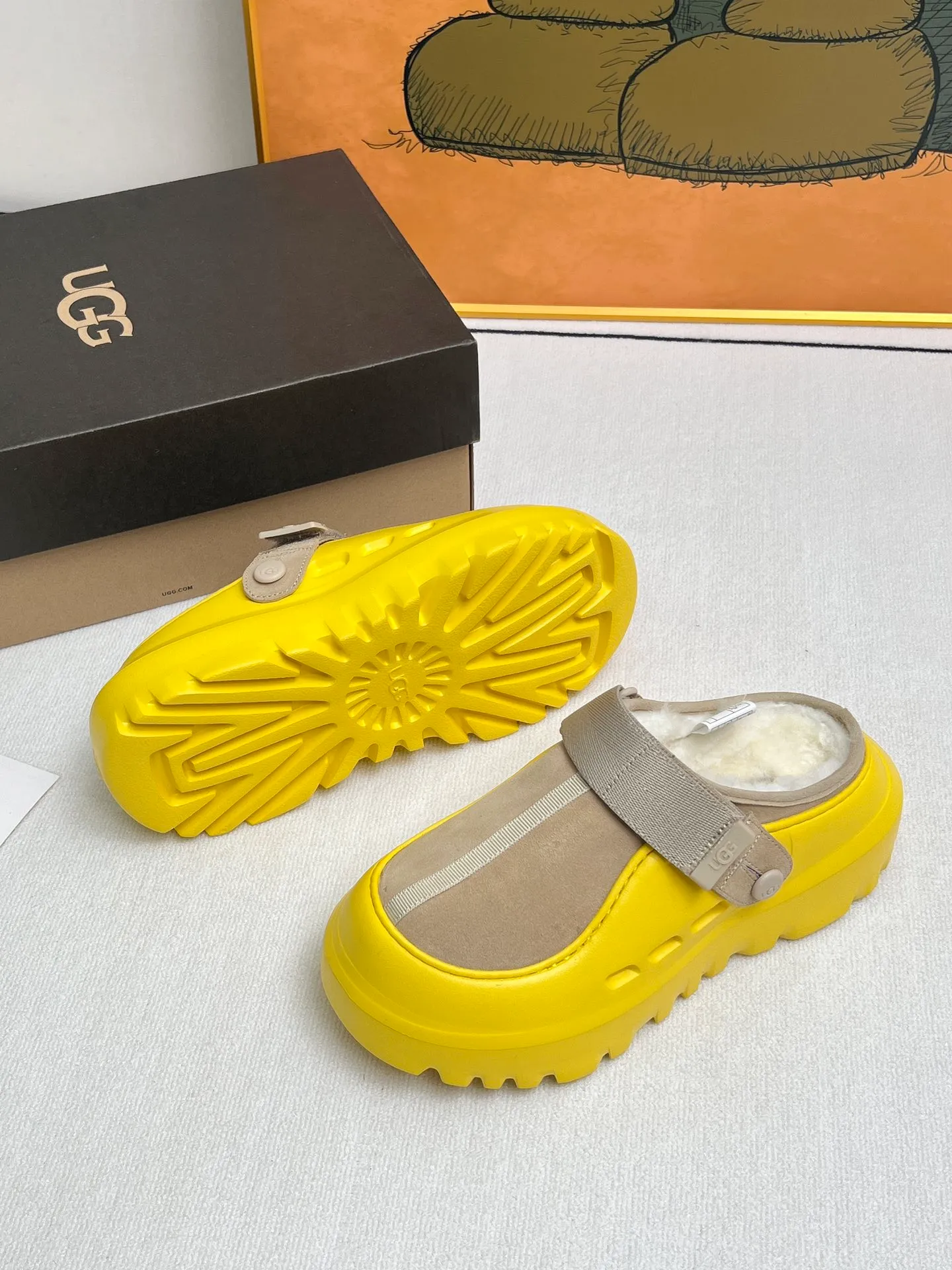 p500🐮🐮 (same style for men and women) UGG 2025 new small potato, half drag and one kick to unlock the relaxed feeling, lightweight and thin sole, always light and fashionable, casually stepping out of the new style, it feels very UGG, classic suede with soft wool lining insole, rubber foam outsole, hot stamped logo ✅Color: bright green, bright yellow, maroon, black ✅Number of codes: 35 to 45 (synchronized with the official website)